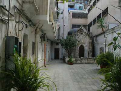 Un�antica chiesetta incastonata tra due palazzi in un cortile di un condominio. E� la strana storia di San Francesco da Paola, gioellino neogotico di fine 800 situato a Taranto in via Cavour n.51, l� dove si trova Palazzo Cecinato